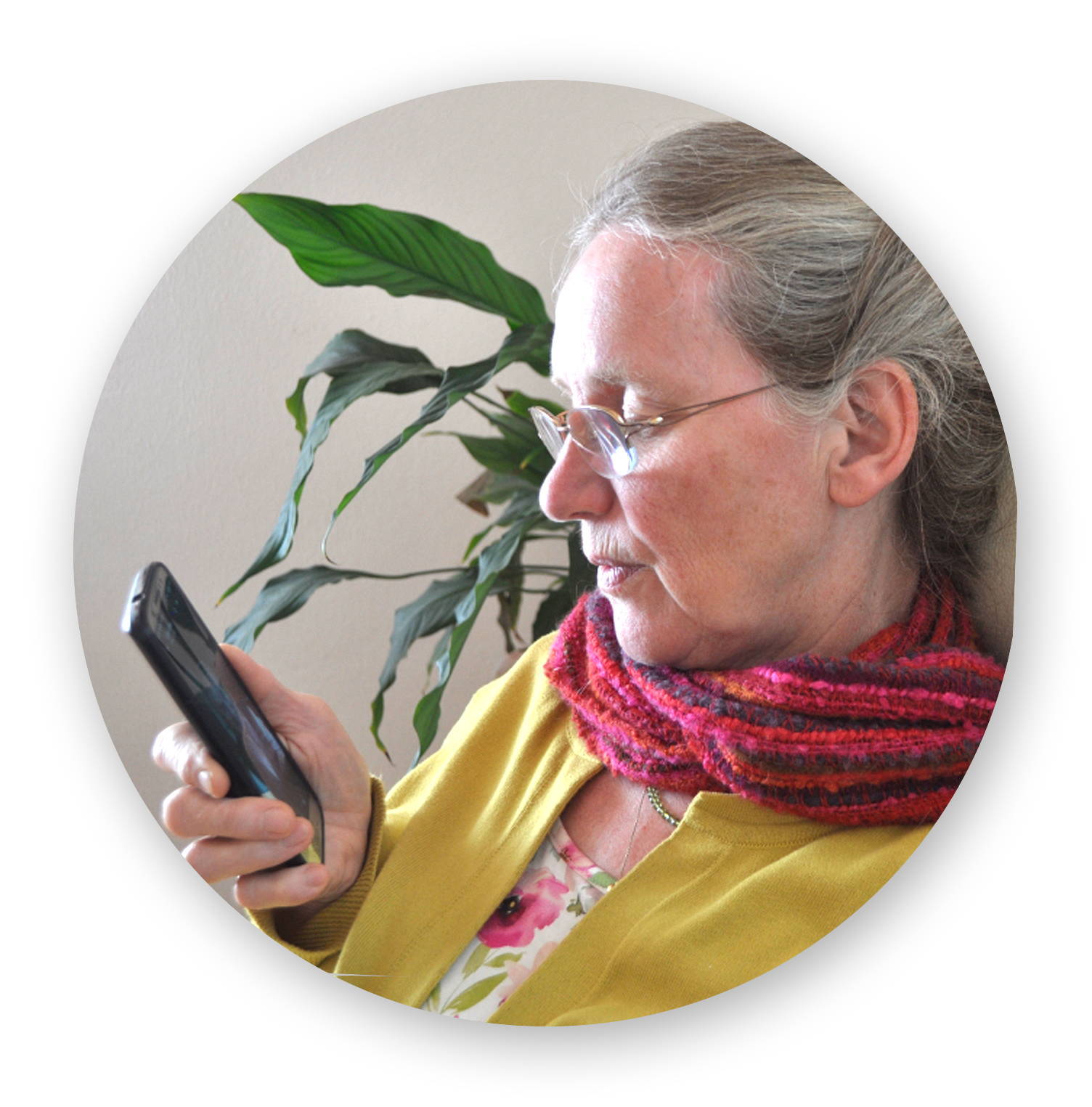 Bild – Frau mit Smartphone – Bereich Onlinecoaching & Persönlichkeitsentwicklung