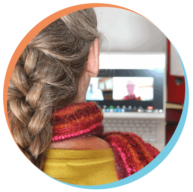 Bild – Frau am Laptop – Bereich Onlinecoaching & Persönlichkeitsentwicklung